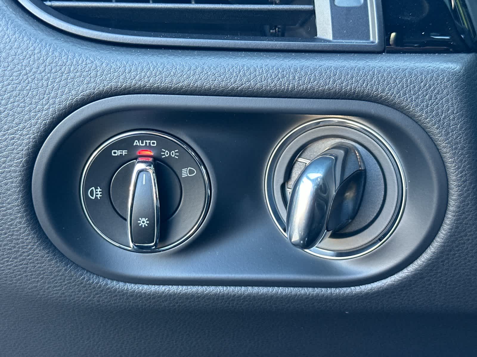 Thumbnail: 2026 Porsche Macan - 30