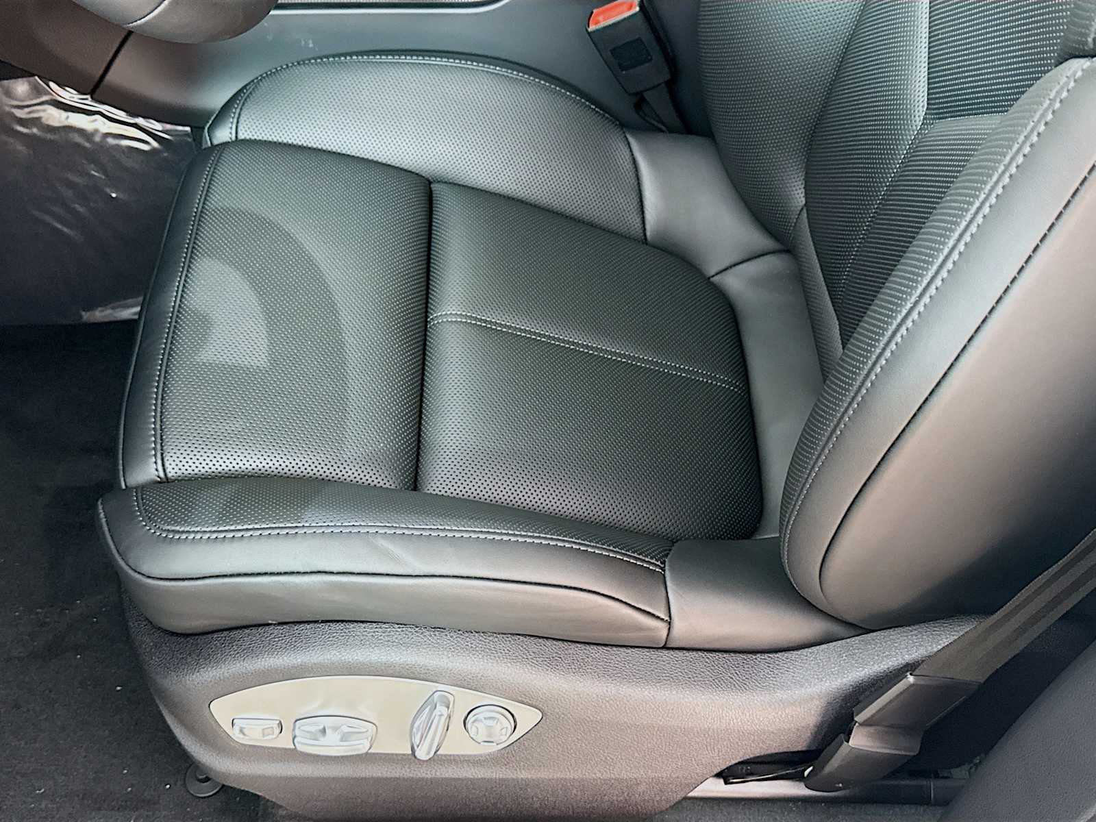 Thumbnail: 2026 Porsche Macan - 15