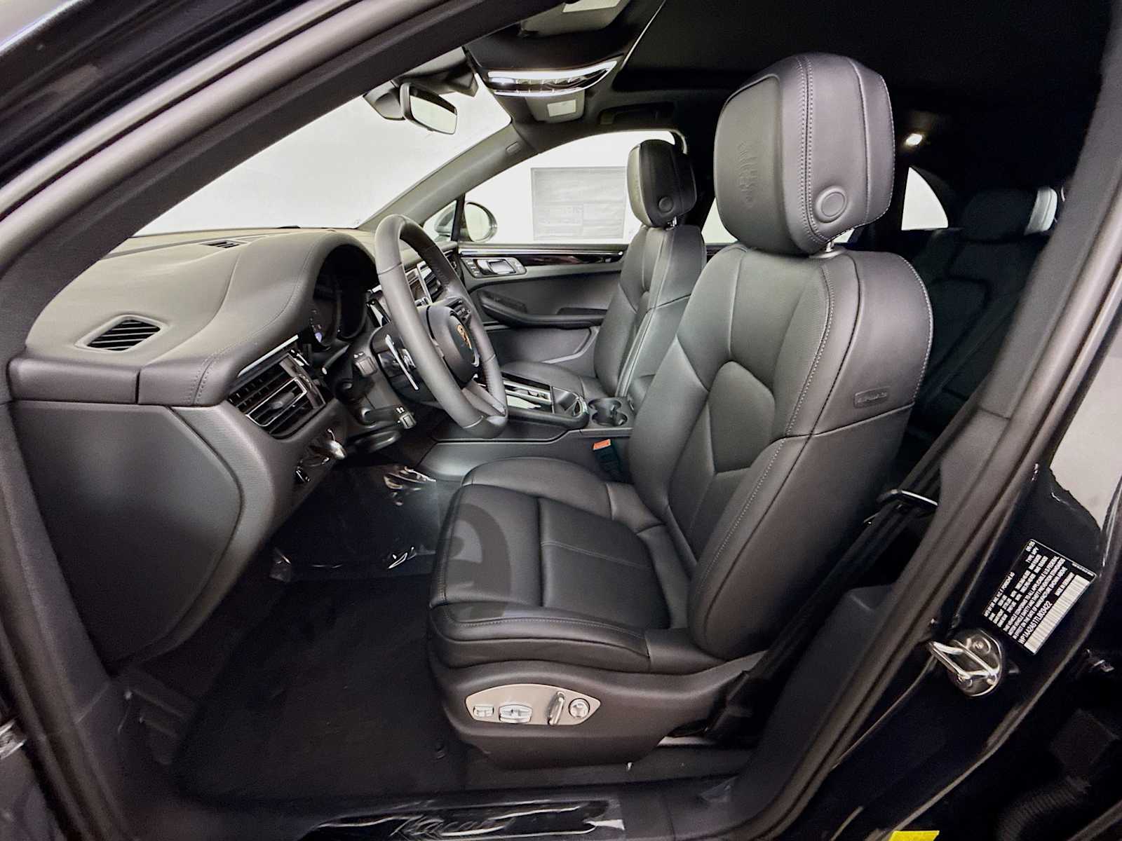 Thumbnail: 2026 Porsche Macan - 5