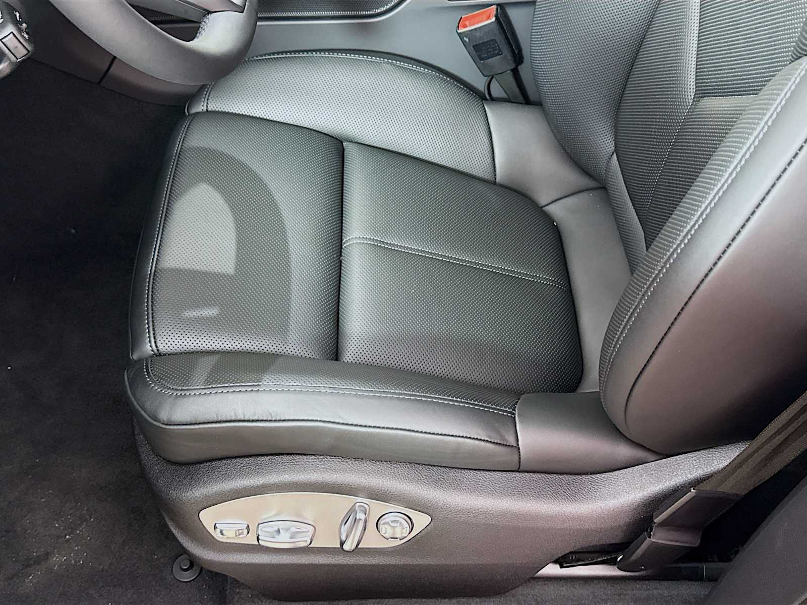 Thumbnail: 2026 Porsche Macan - 15