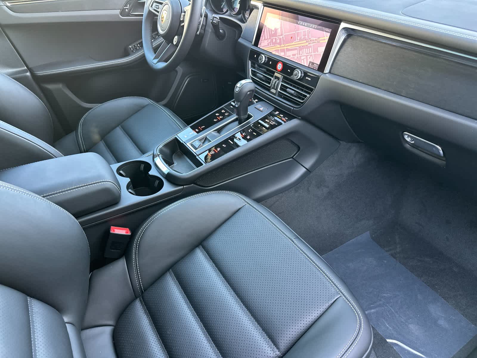 Thumbnail: 2026 Porsche Macan - 17