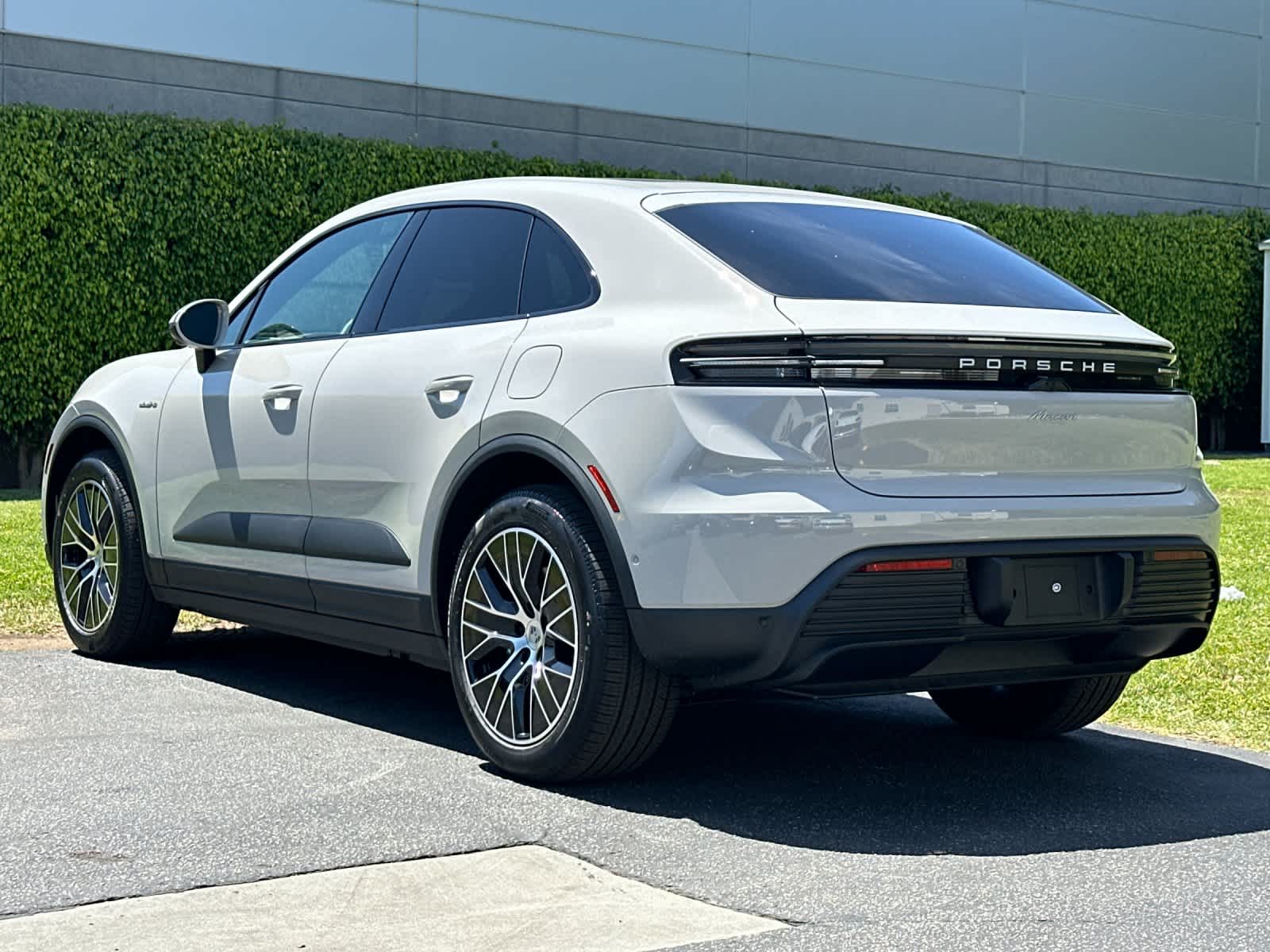 Thumbnail: 2026 Porsche Macan - 3