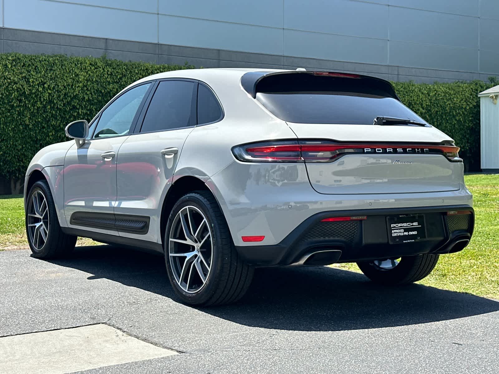 Thumbnail: 2025 Porsche Macan - 2