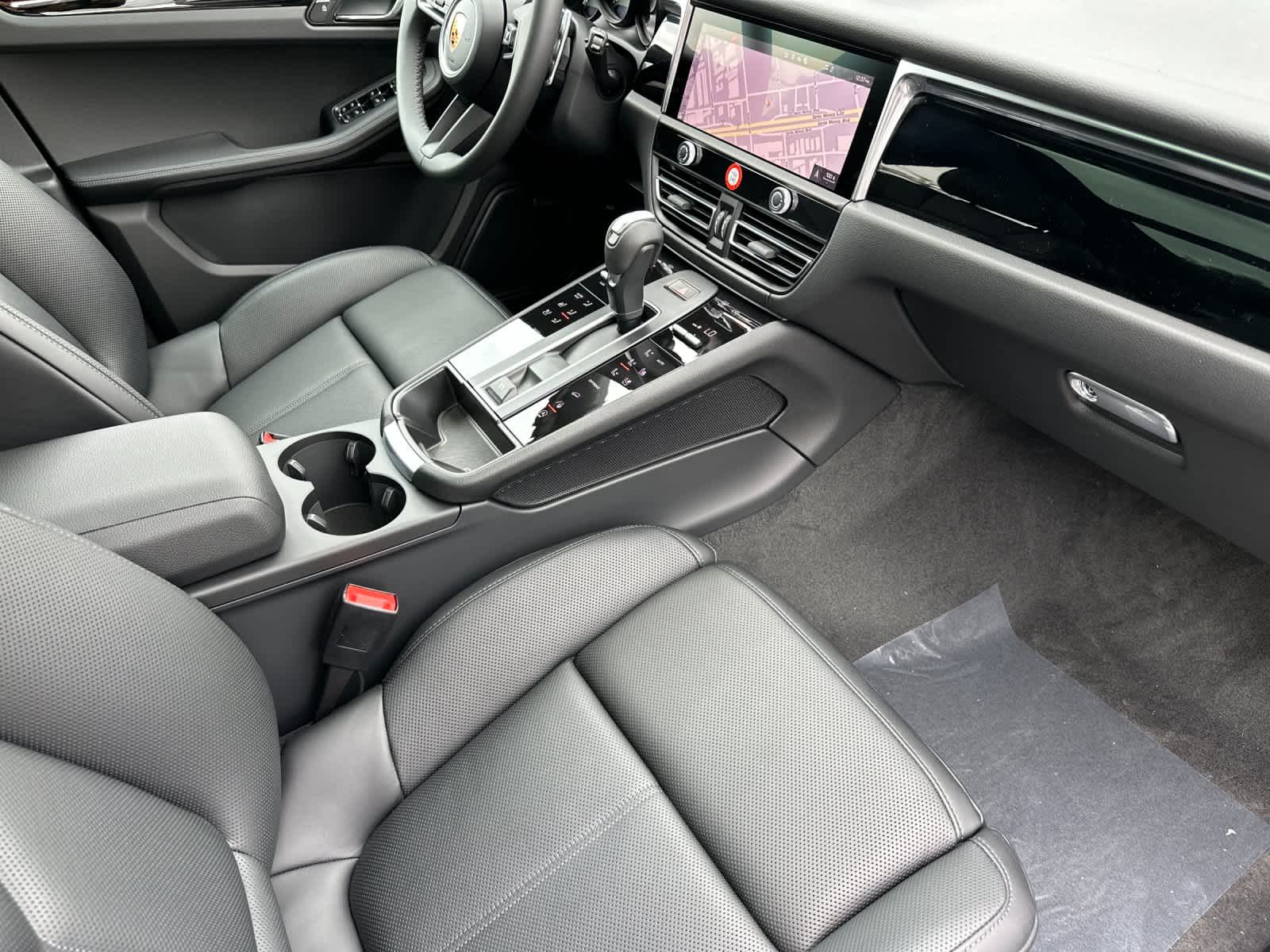 Thumbnail: 2026 Porsche Macan - 17