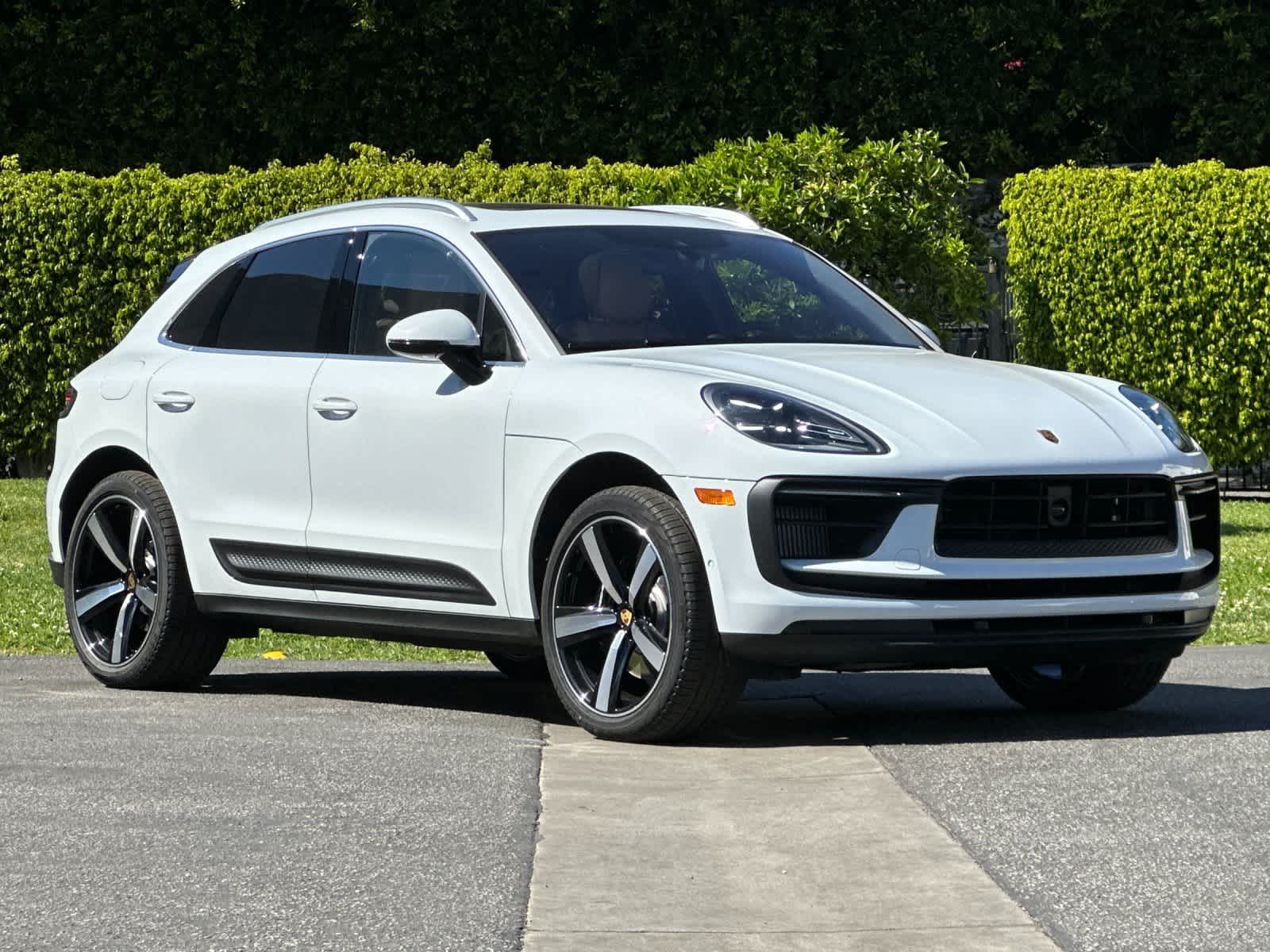 Thumbnail: 2026 Porsche Macan - 10