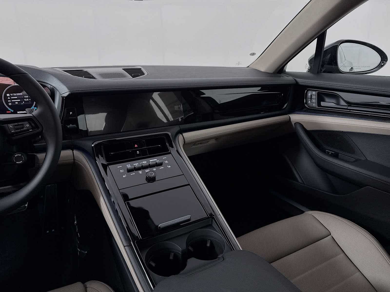 Thumbnail: 2025 Porsche Panamera - 19