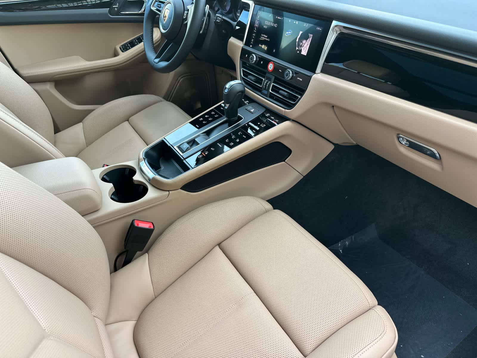 Thumbnail: 2026 Porsche Macan - 17