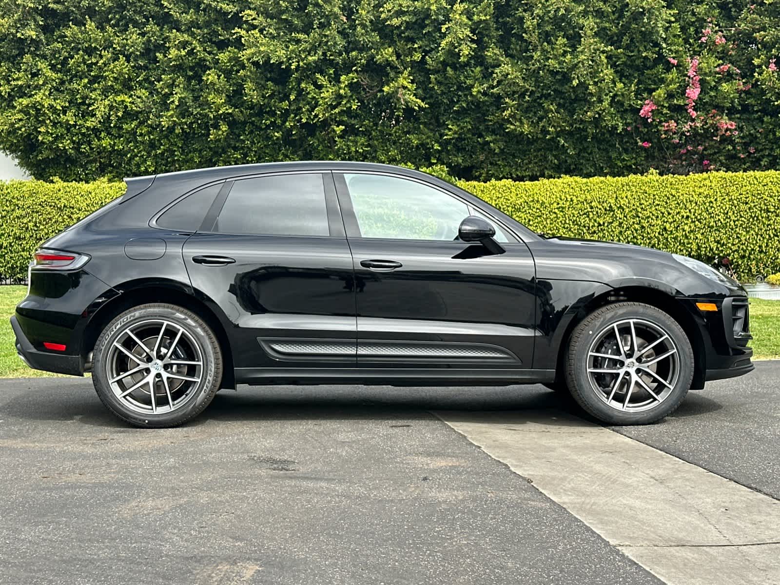 Thumbnail: 2026 Porsche Macan - 9