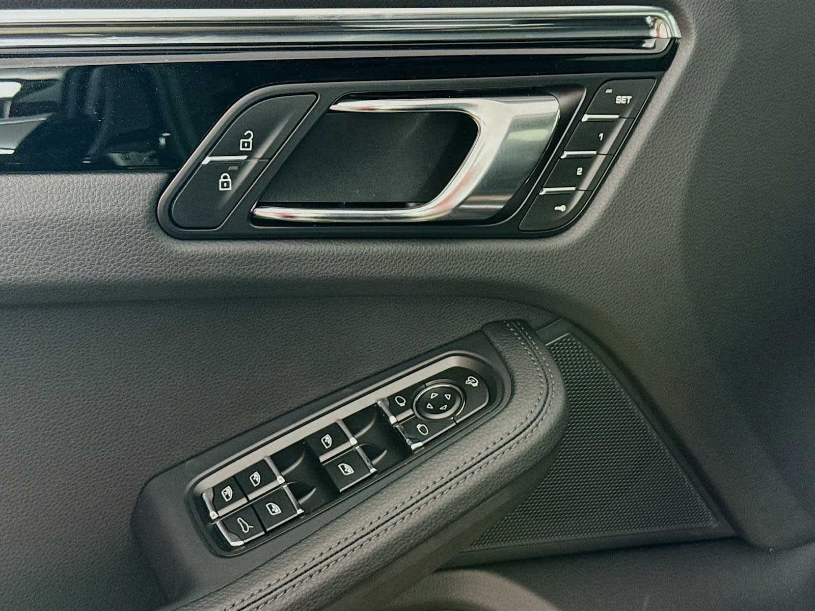 Thumbnail: 2025 Porsche Macan - 14