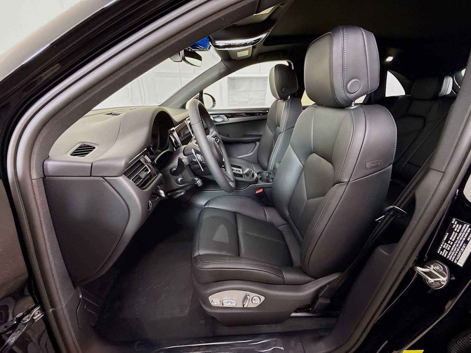 Thumbnail: 2026 Porsche Macan - 5