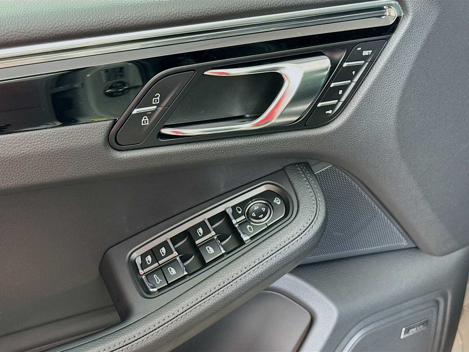 Thumbnail: 2026 Porsche Macan - 14