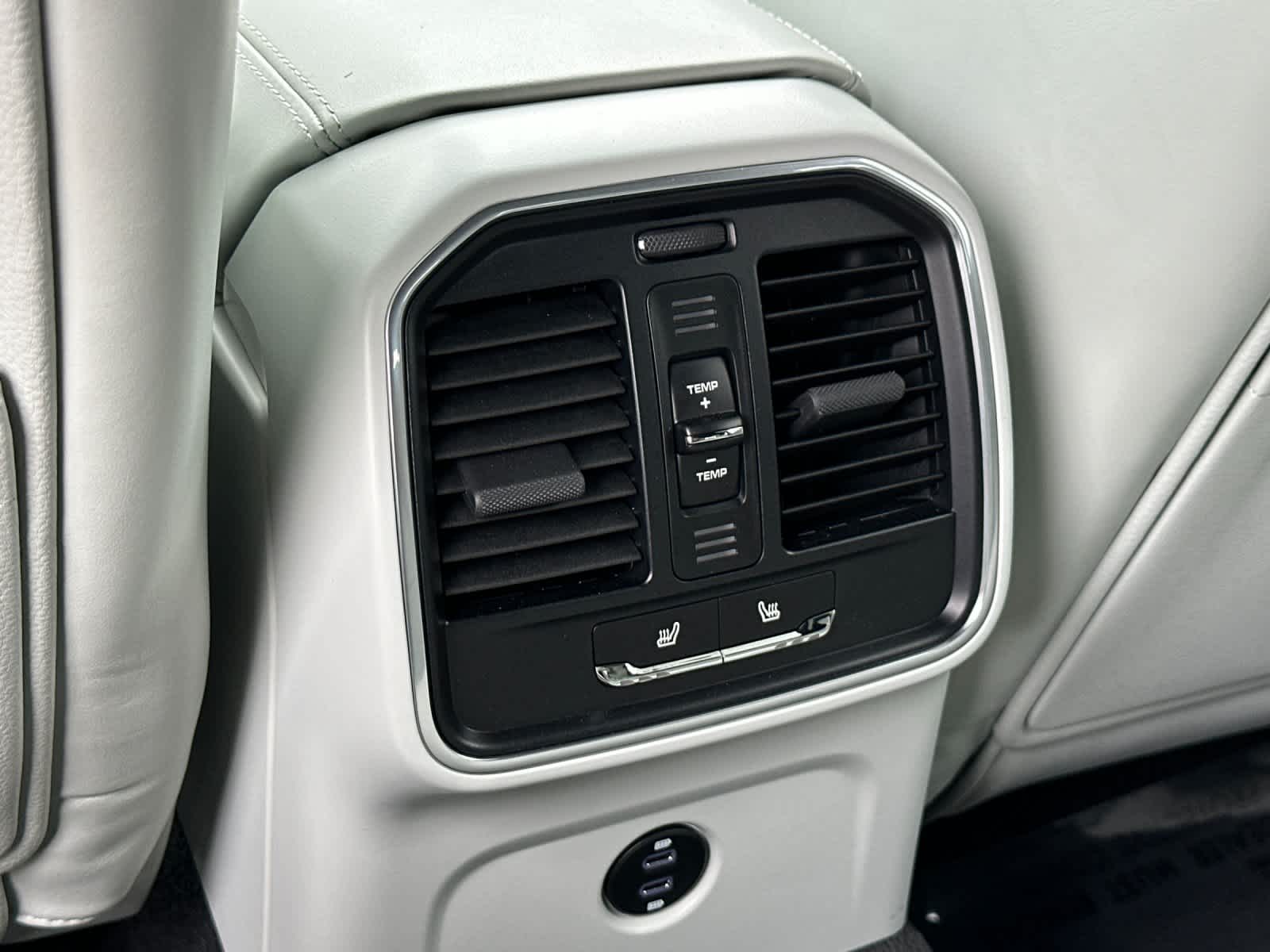 Thumbnail: 2023 Porsche Macan - 14