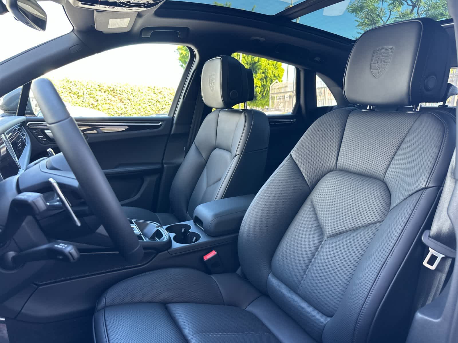 Thumbnail: 2026 Porsche Macan - 5