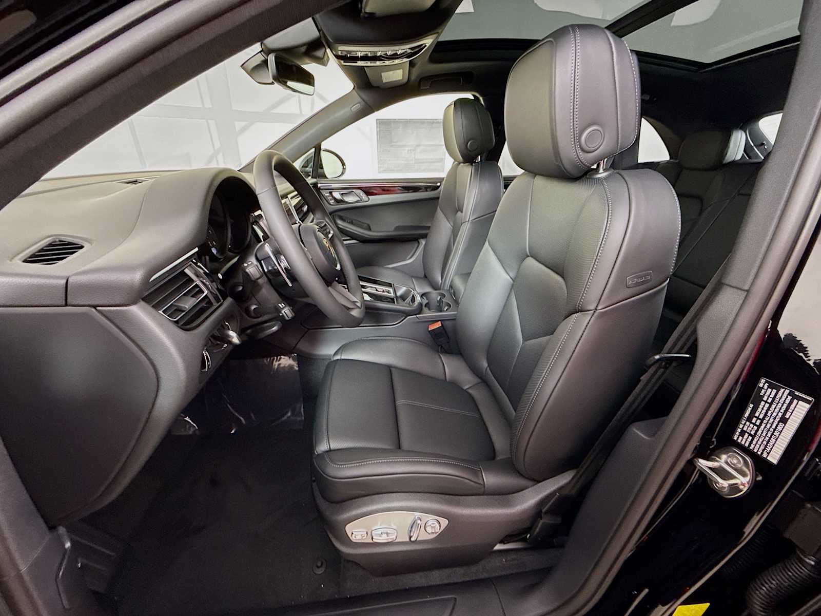 Thumbnail: 2026 Porsche Macan - 5