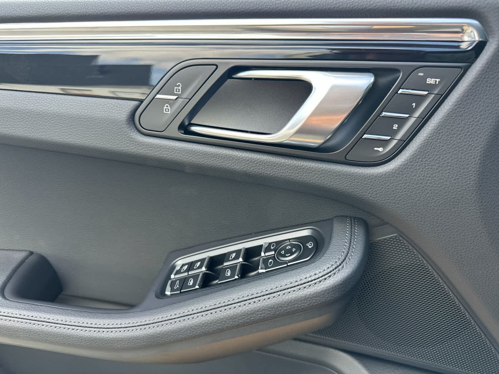 Thumbnail: 2026 Porsche Macan - 12