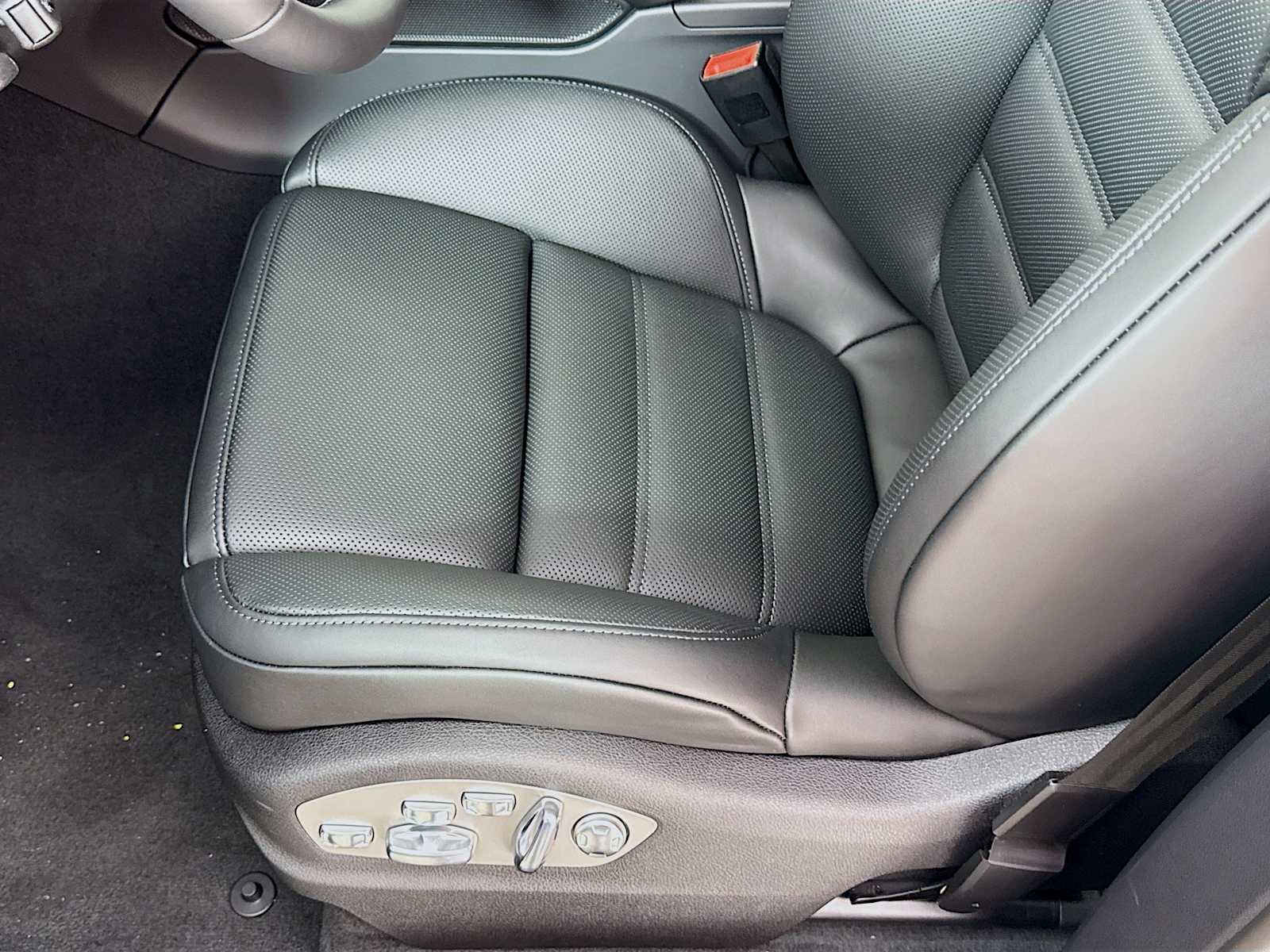 Thumbnail: 2026 Porsche Macan - 15