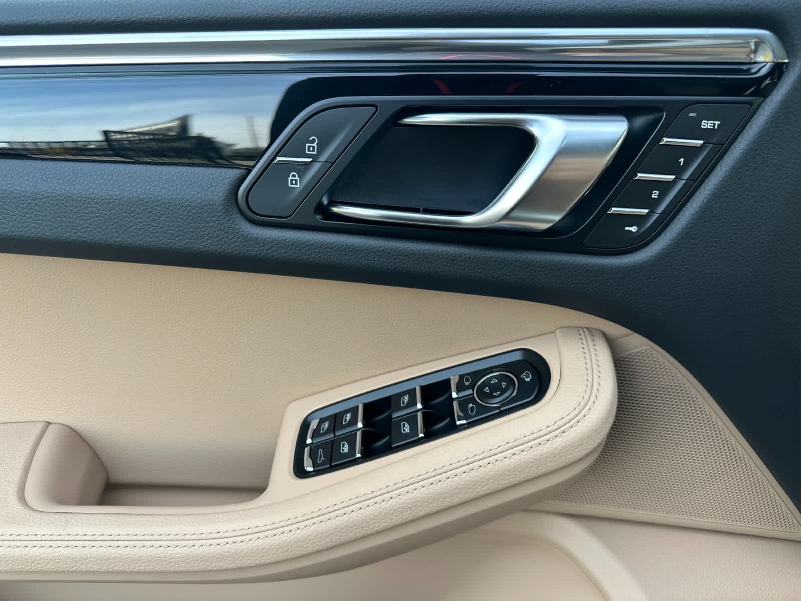 Thumbnail: 2026 Porsche Macan - 12