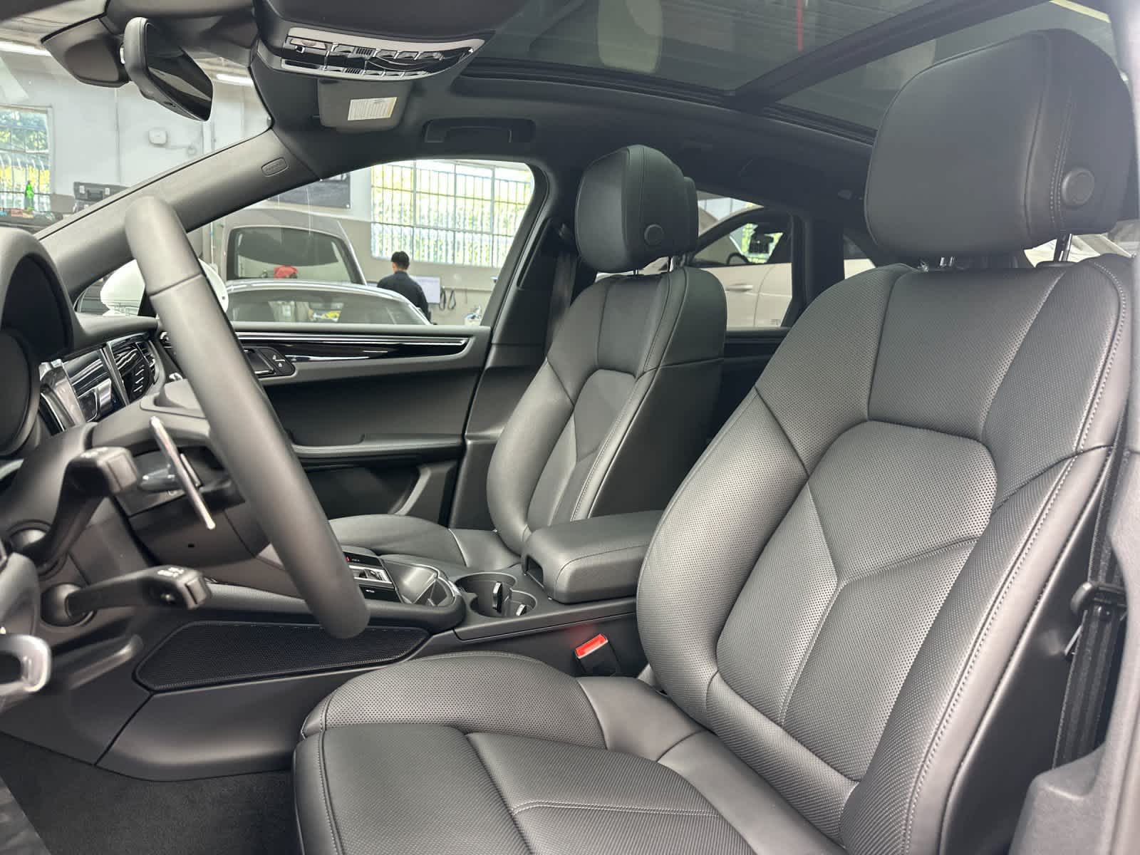 Thumbnail: 2026 Porsche Macan - 5