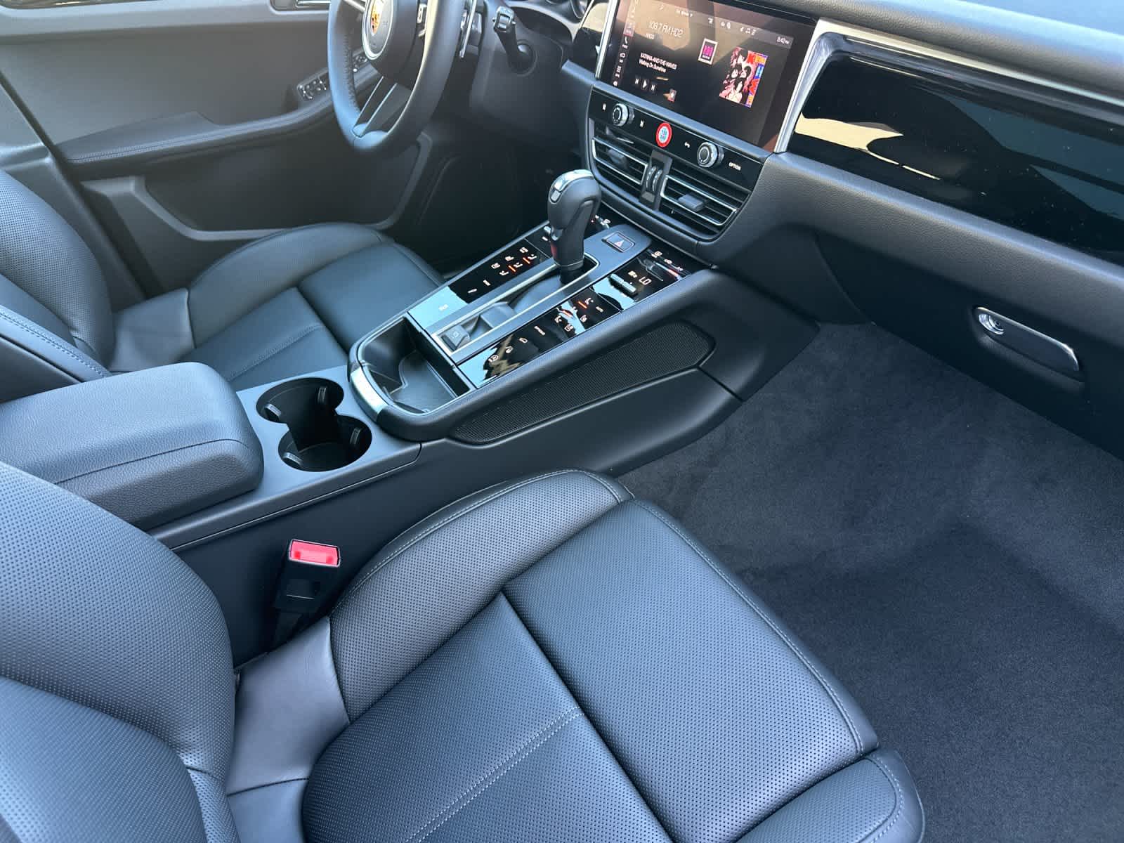 Thumbnail: 2026 Porsche Macan - 17