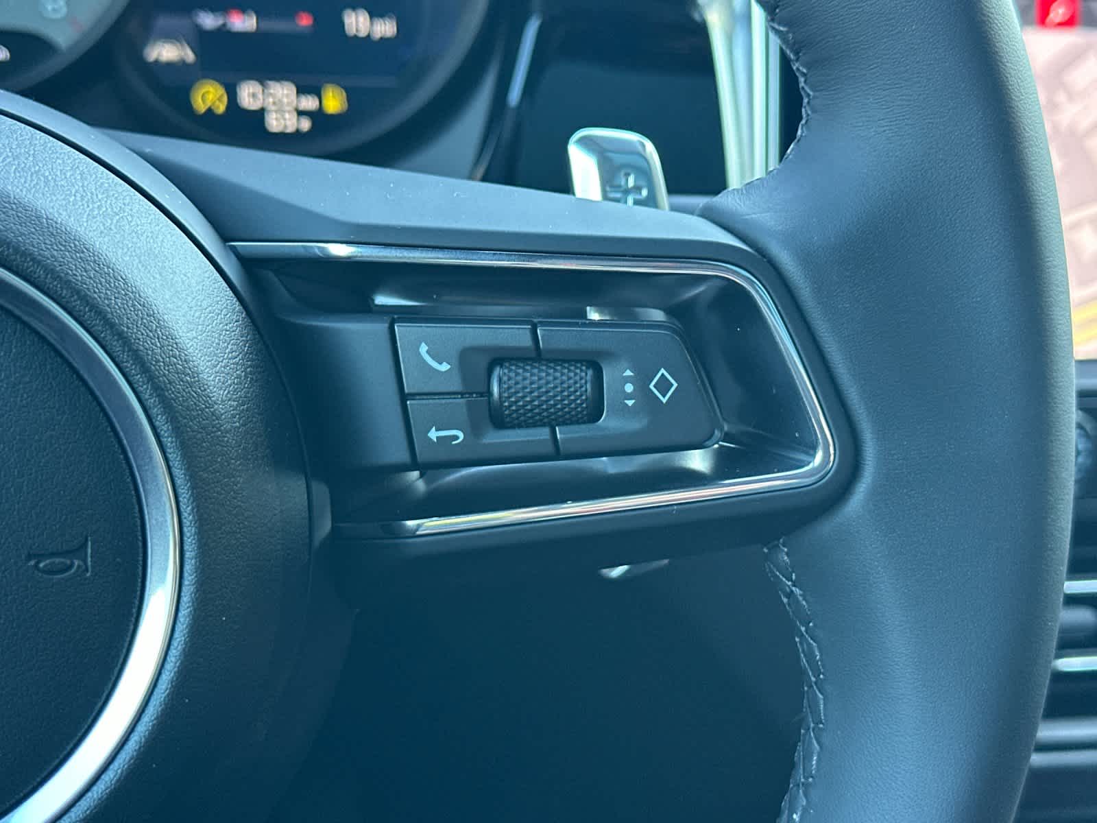 Thumbnail: 2026 Porsche Macan - 28