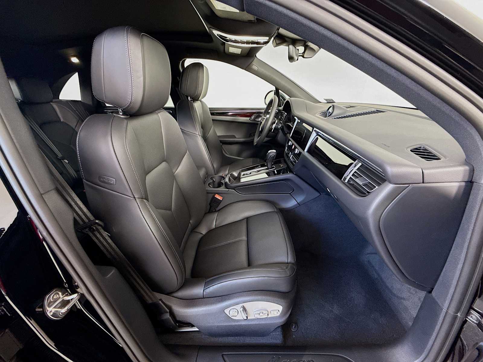 Thumbnail: 2026 Porsche Macan - 21