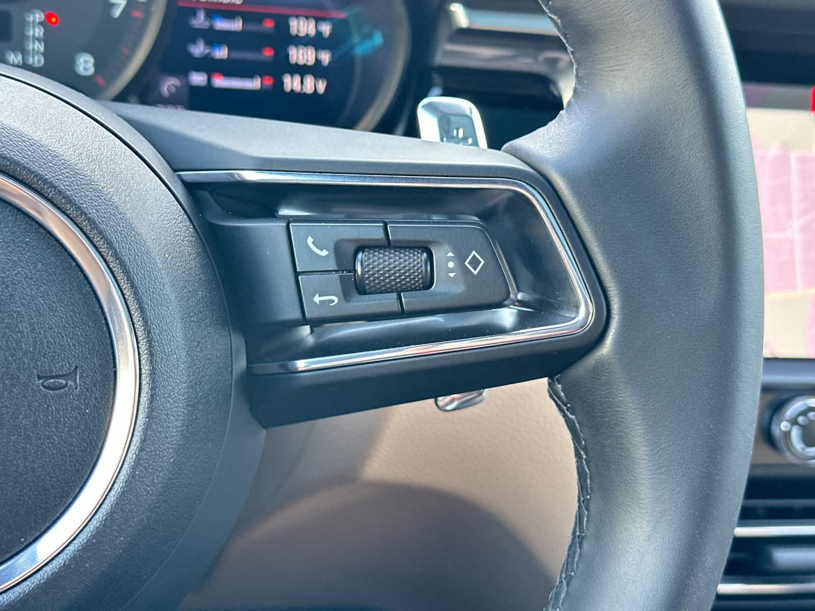 Thumbnail: 2025 Porsche Macan - 27