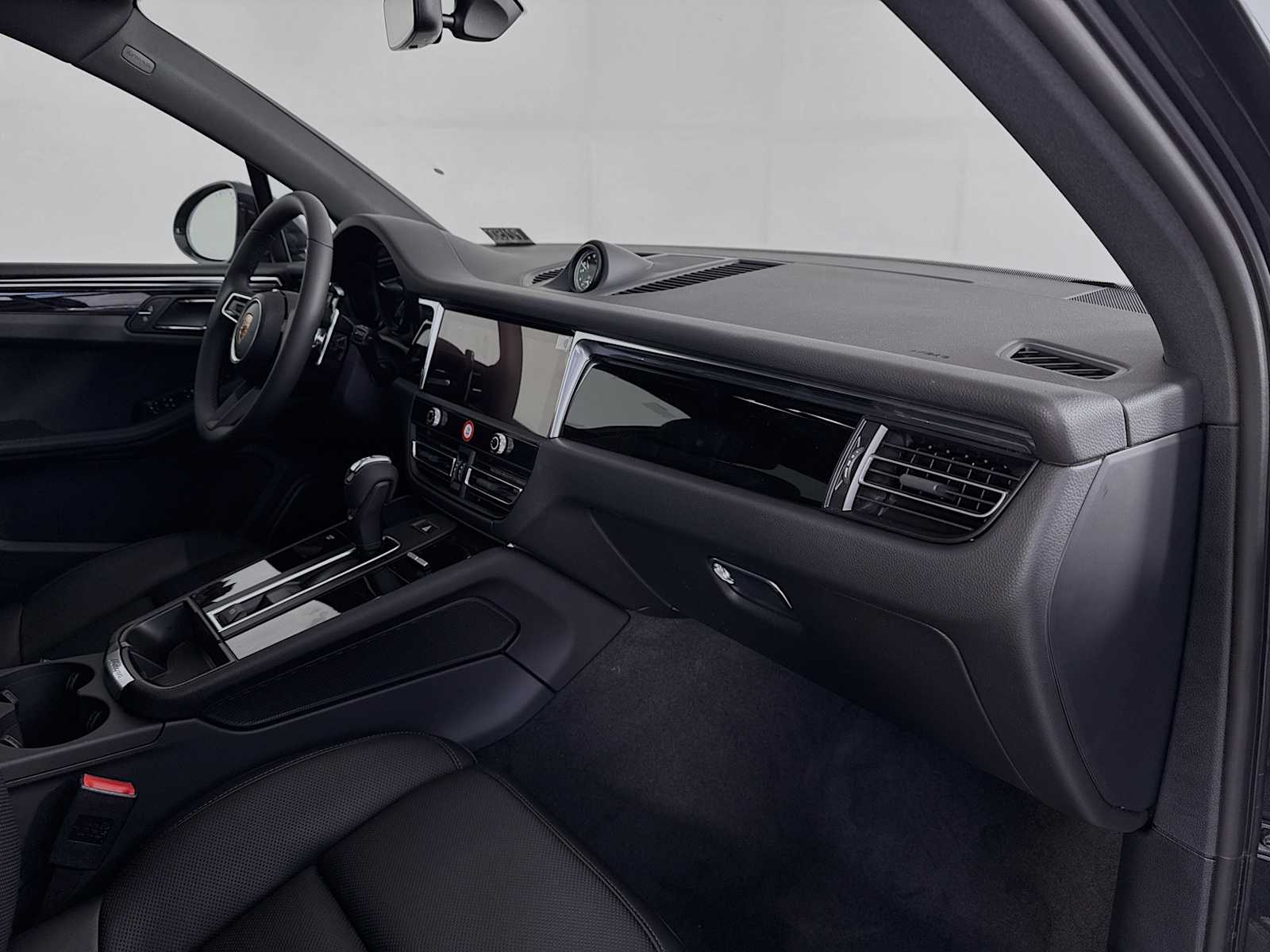 Thumbnail: 2026 Porsche Macan - 22