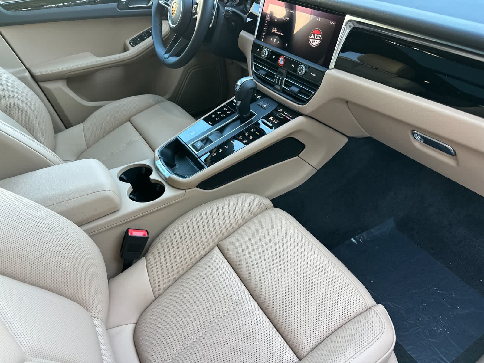 Thumbnail: 2026 Porsche Macan - 17