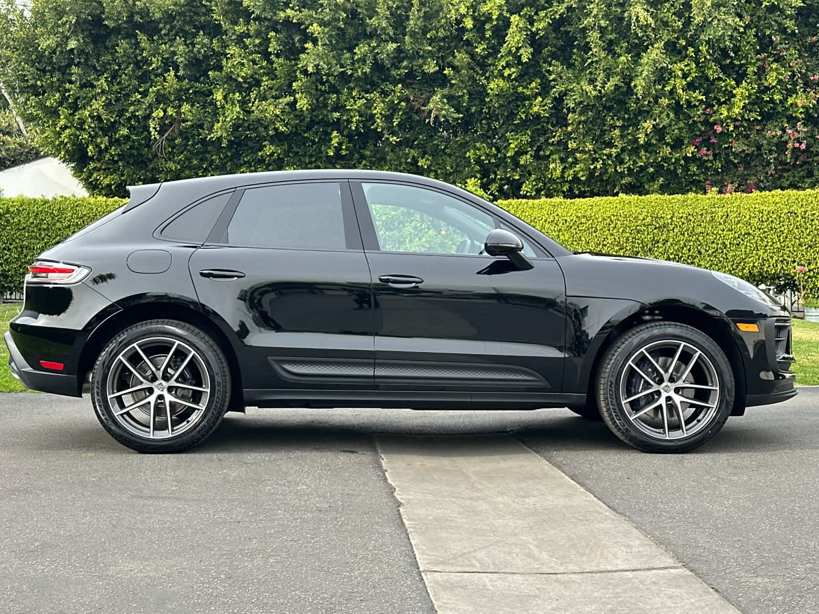 Thumbnail: 2026 Porsche Macan - 9
