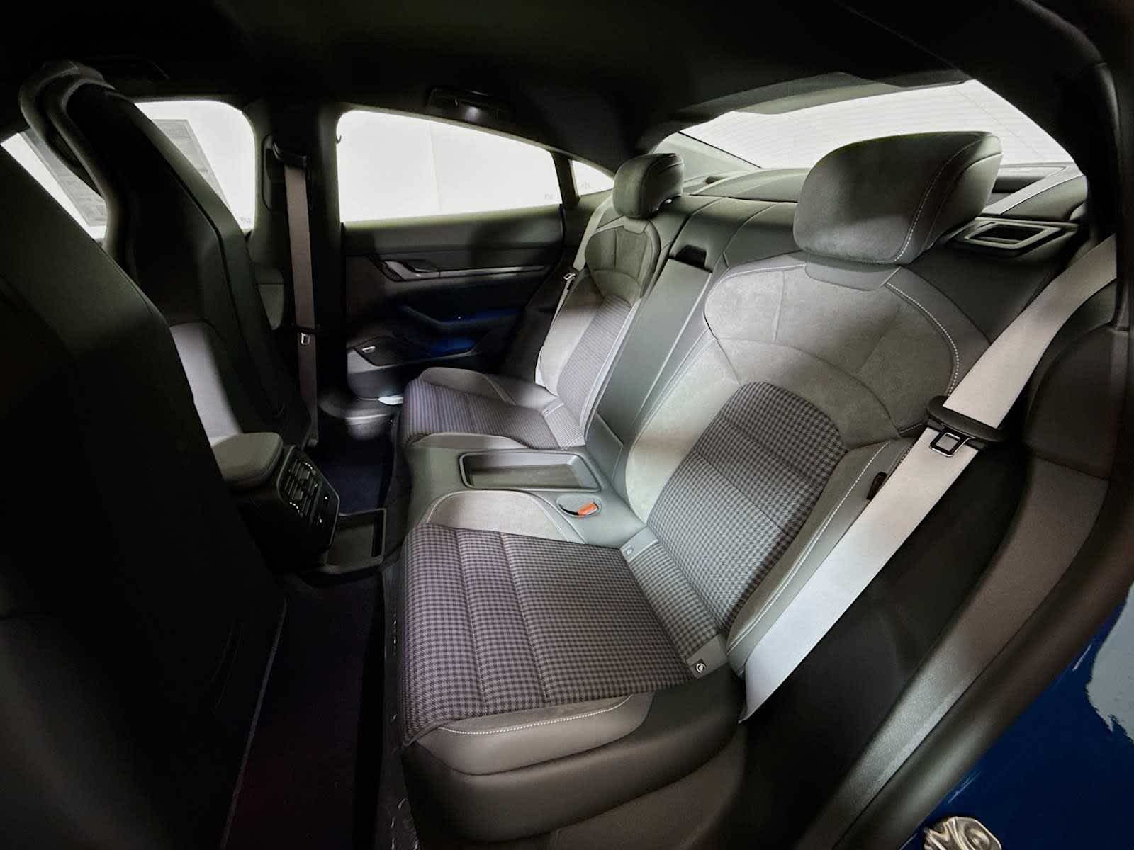 Thumbnail: 2025 Porsche Taycan - 17