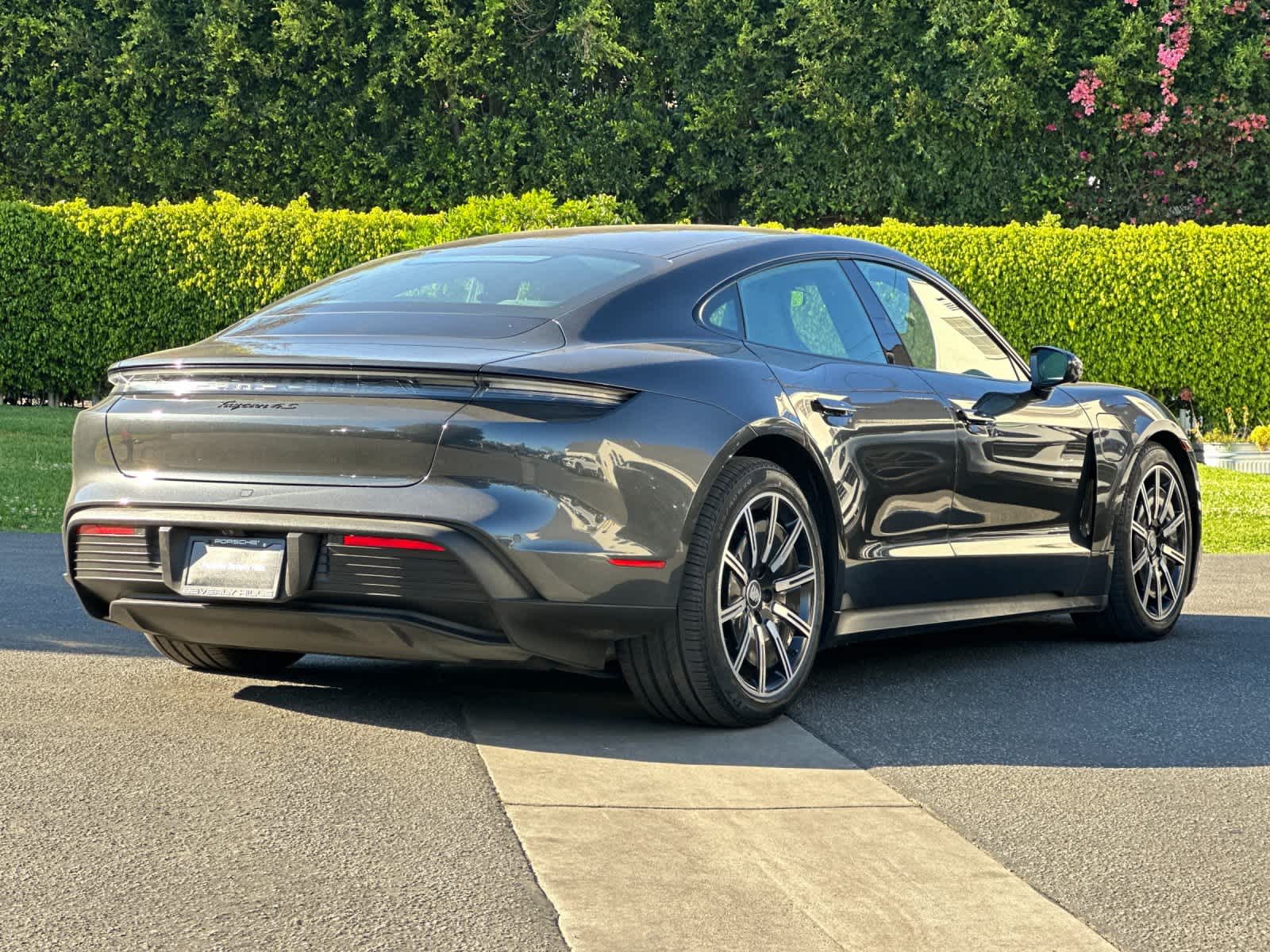 Thumbnail: 2022 Porsche Taycan - 8