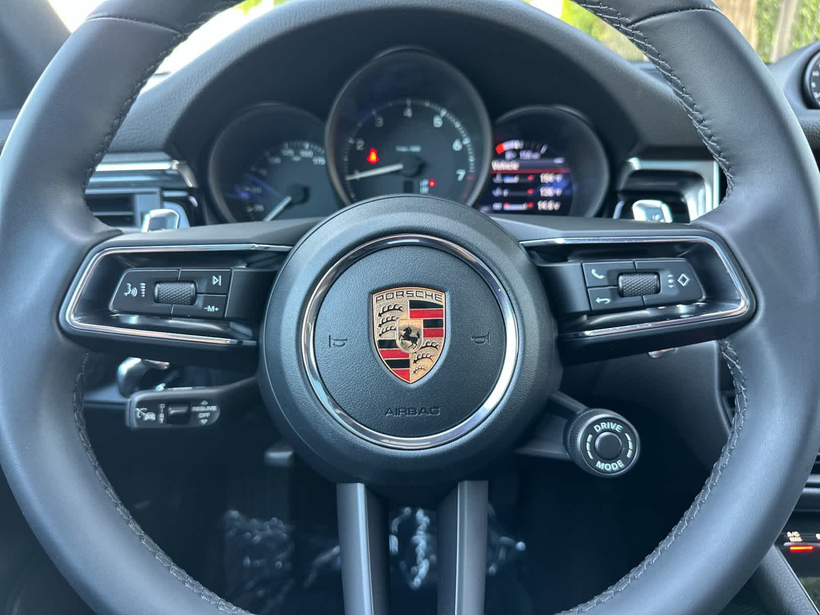 Thumbnail: 2026 Porsche Macan - 25