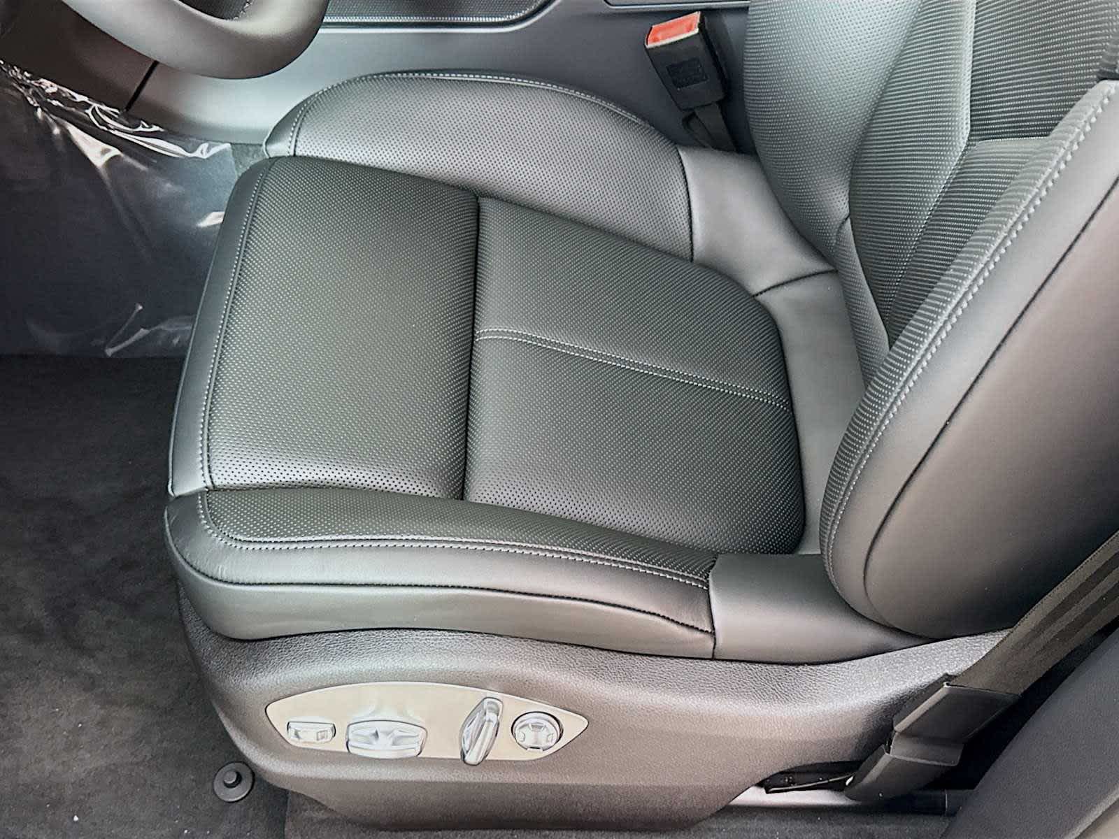 Thumbnail: 2026 Porsche Macan - 15