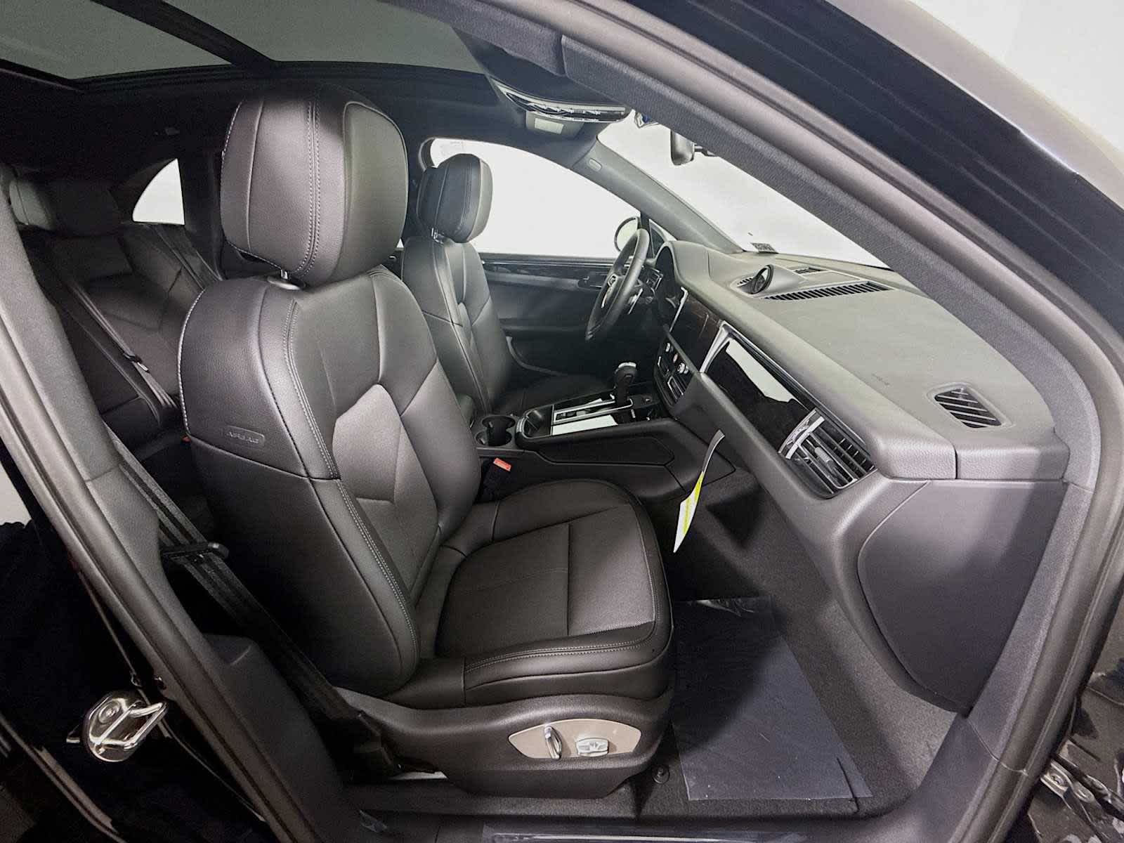 Thumbnail: 2026 Porsche Macan - 21