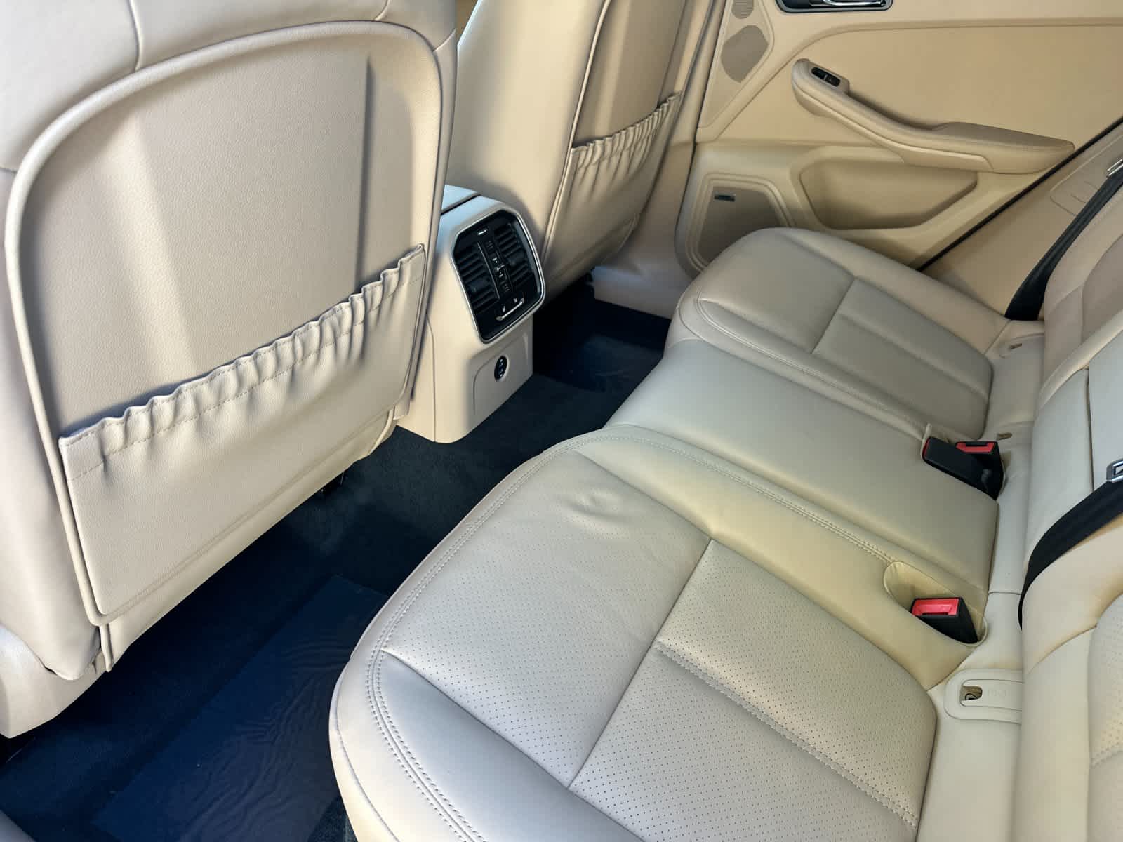 Thumbnail: 2026 Porsche Macan - 13