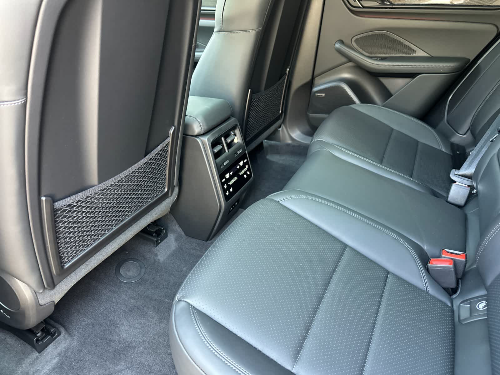 Thumbnail: 2026 Porsche Macan - 13