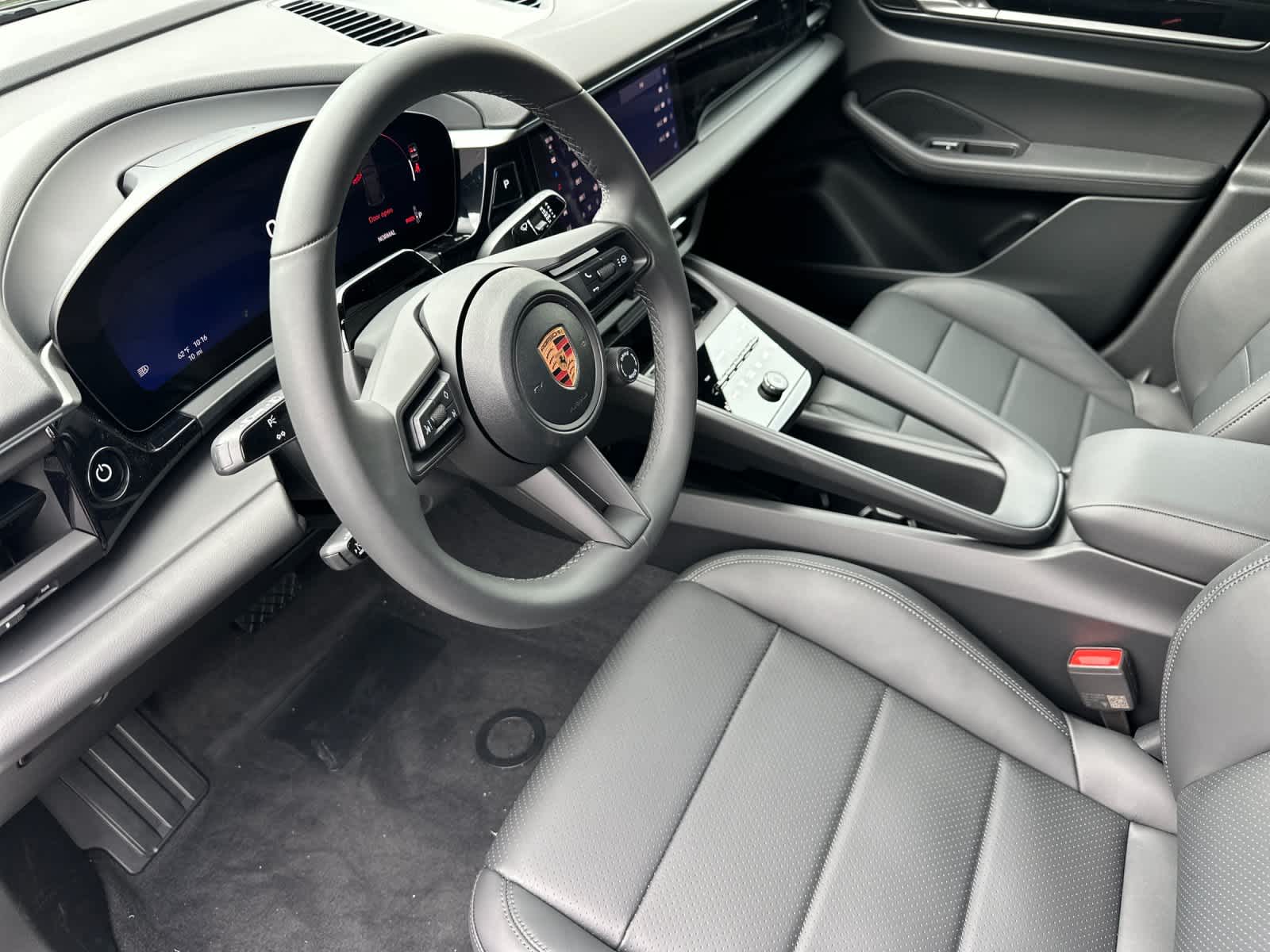 Thumbnail: 2026 Porsche Macan - 4