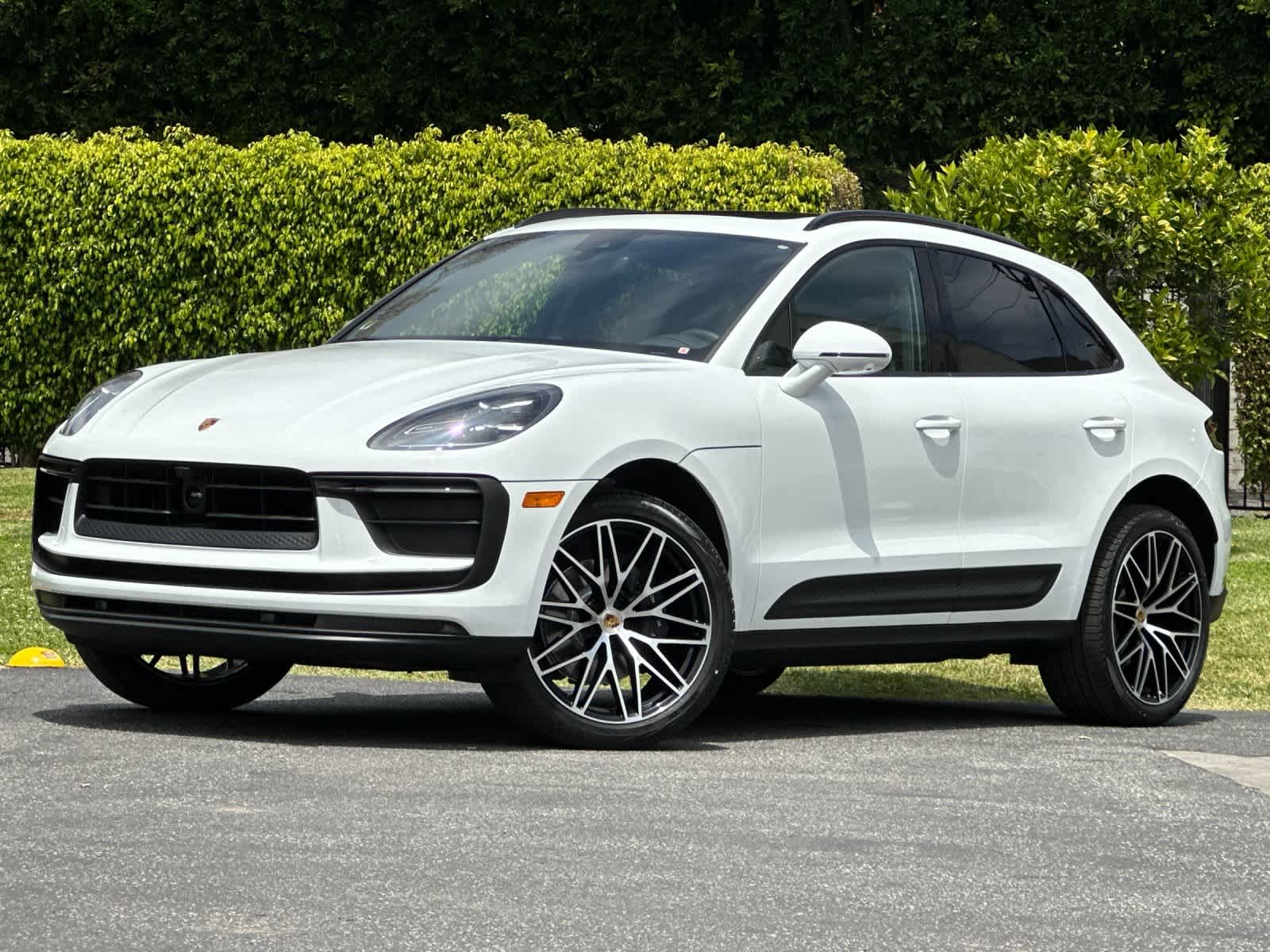 Thumbnail: 2026 Porsche Macan - 1