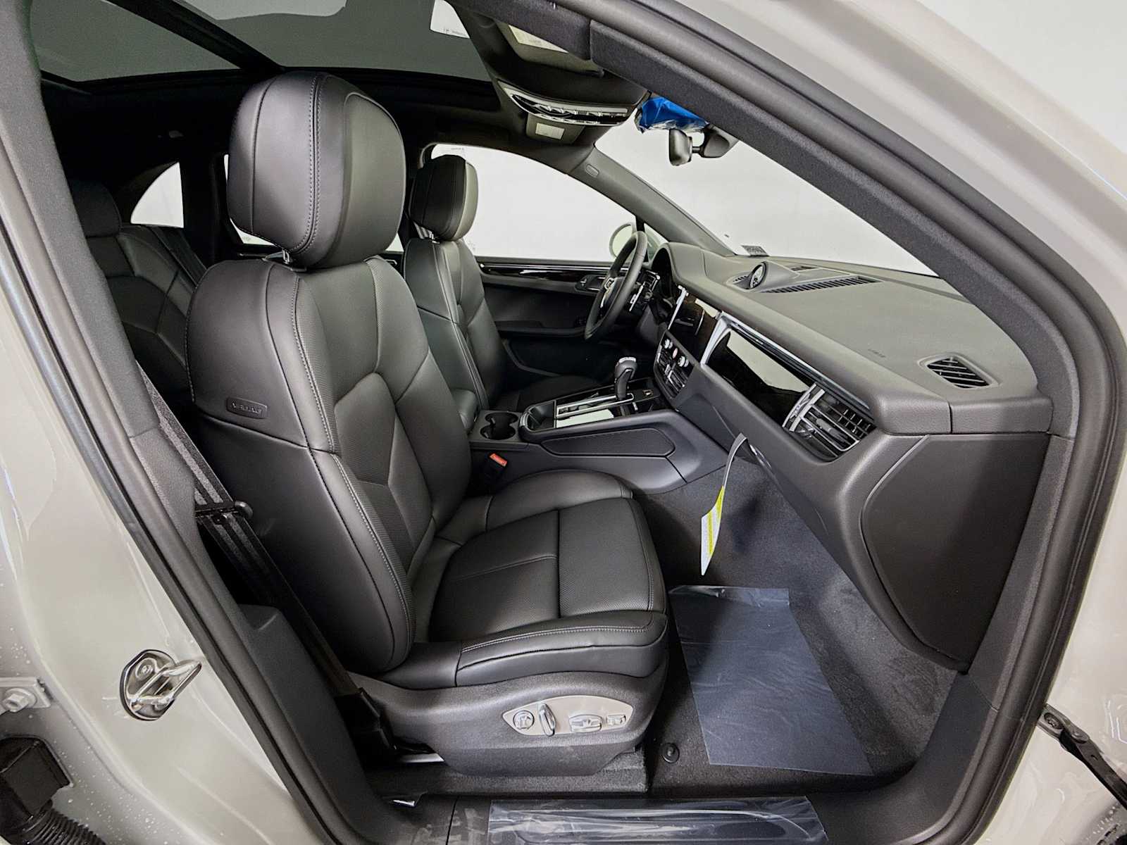 Thumbnail: 2026 Porsche Macan - 21