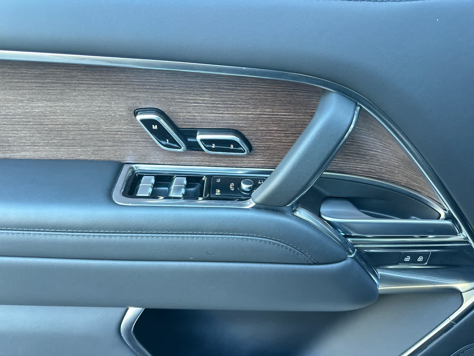 Thumbnail: 2023 Land Rover Range Rover - 12