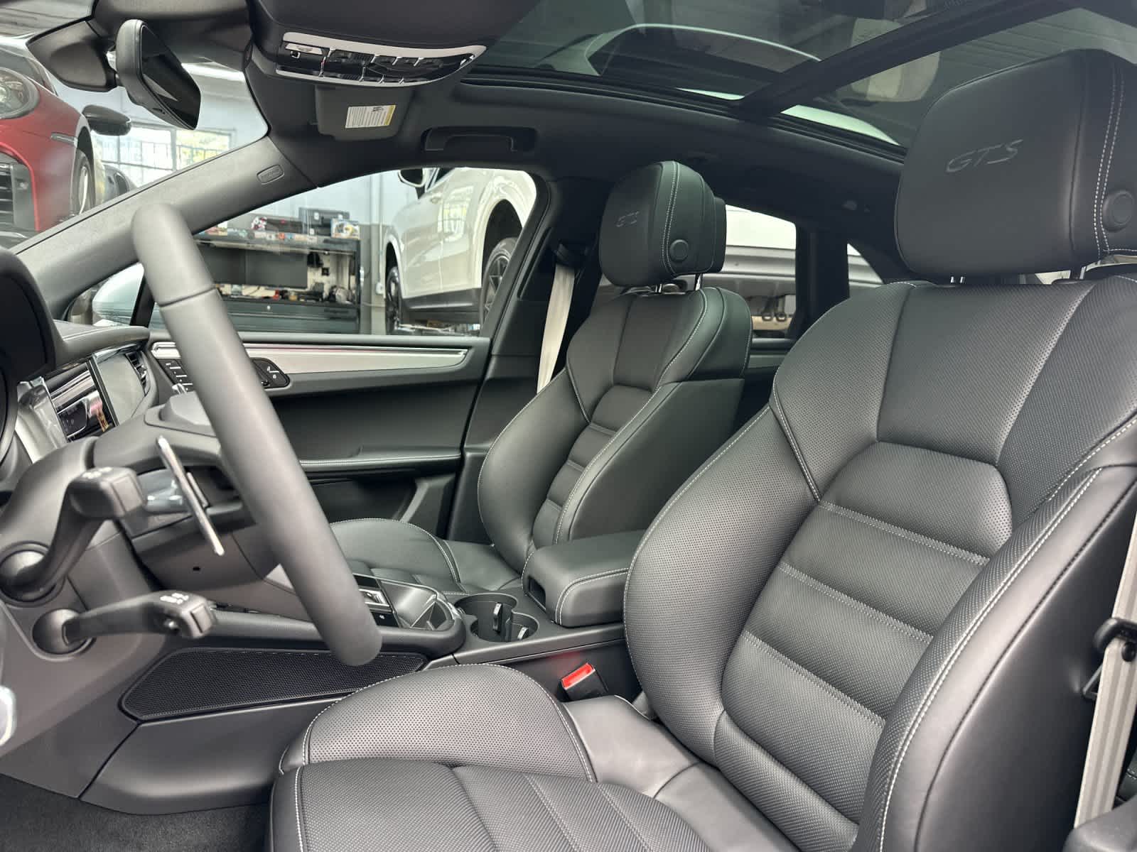 Thumbnail: 2026 Porsche Macan - 5
