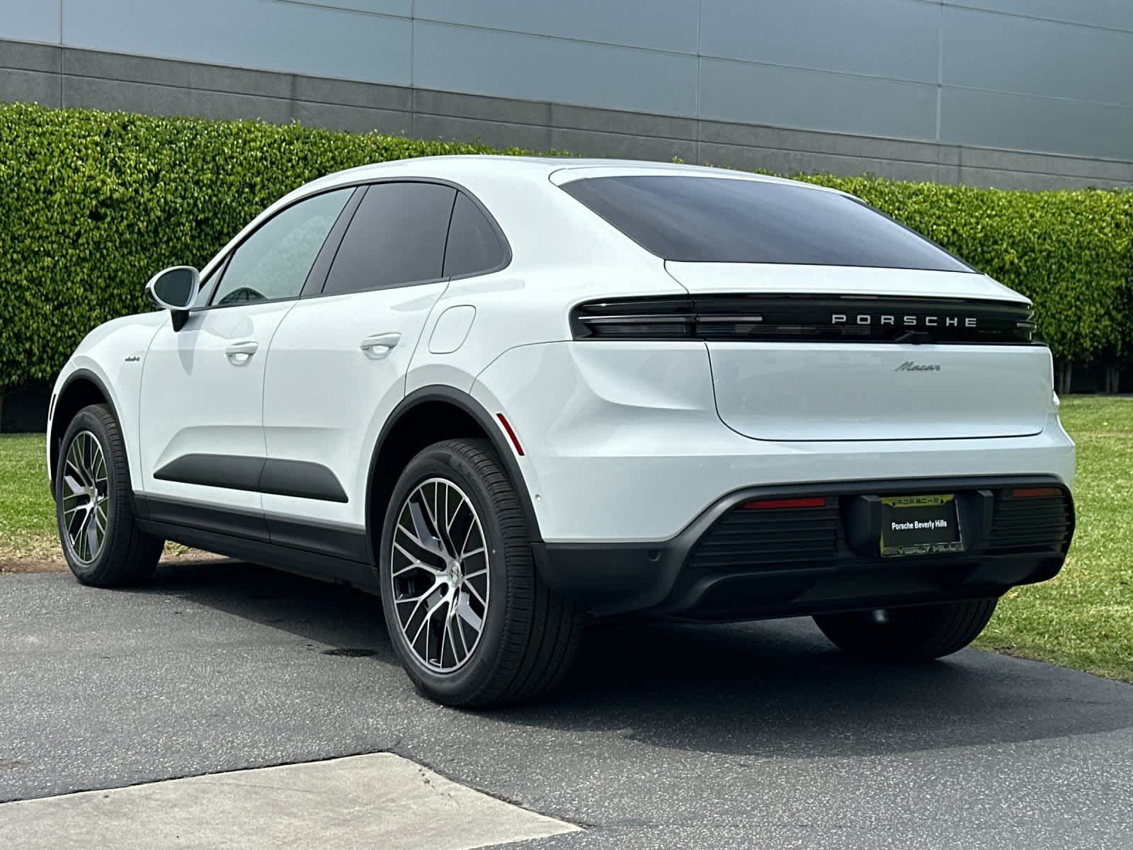 Thumbnail: 2026 Porsche Macan - 3