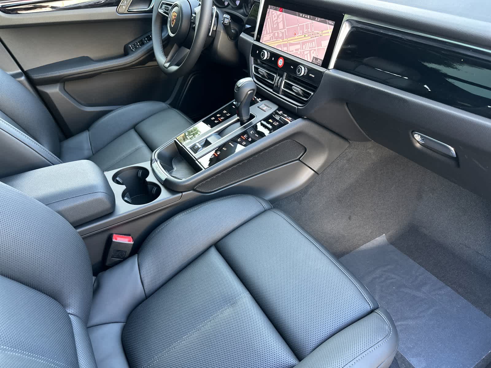 Thumbnail: 2026 Porsche Macan - 17