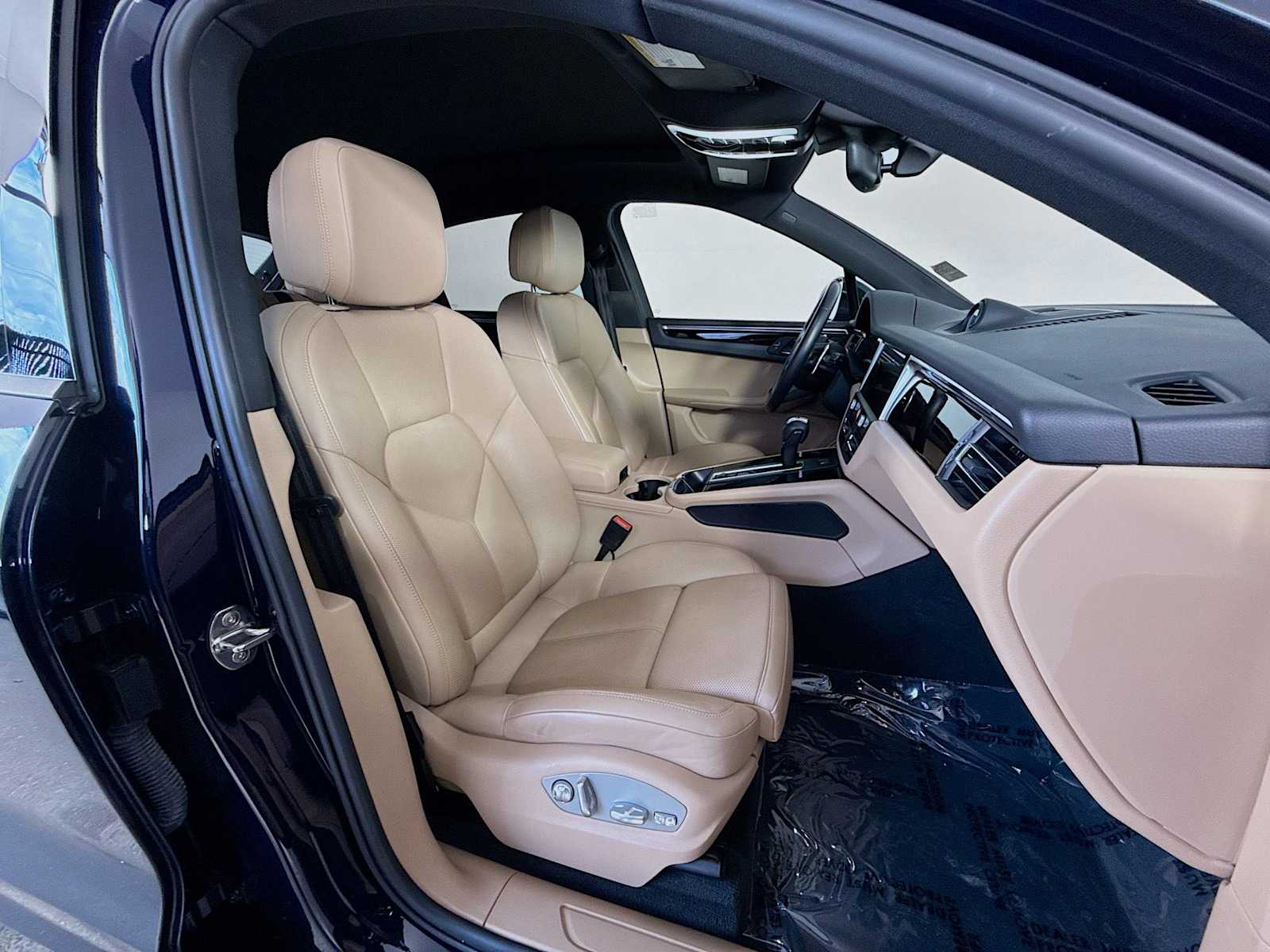 Thumbnail: 2022 Porsche Macan - 22