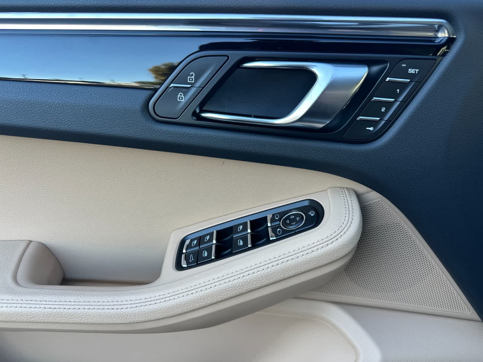 Thumbnail: 2025 Porsche Macan - 12