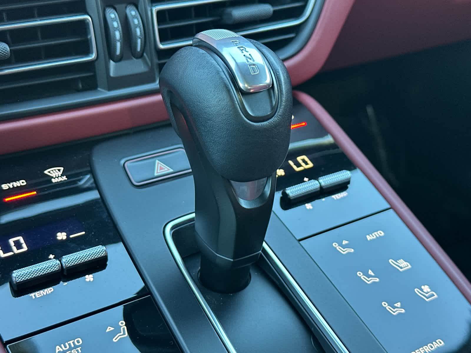 Thumbnail: 2022 Porsche Macan - 25