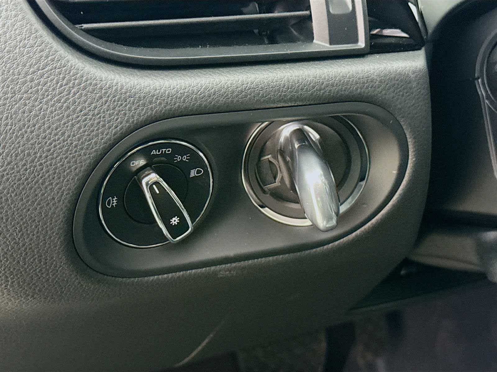 Thumbnail: 2026 Porsche Macan - 11