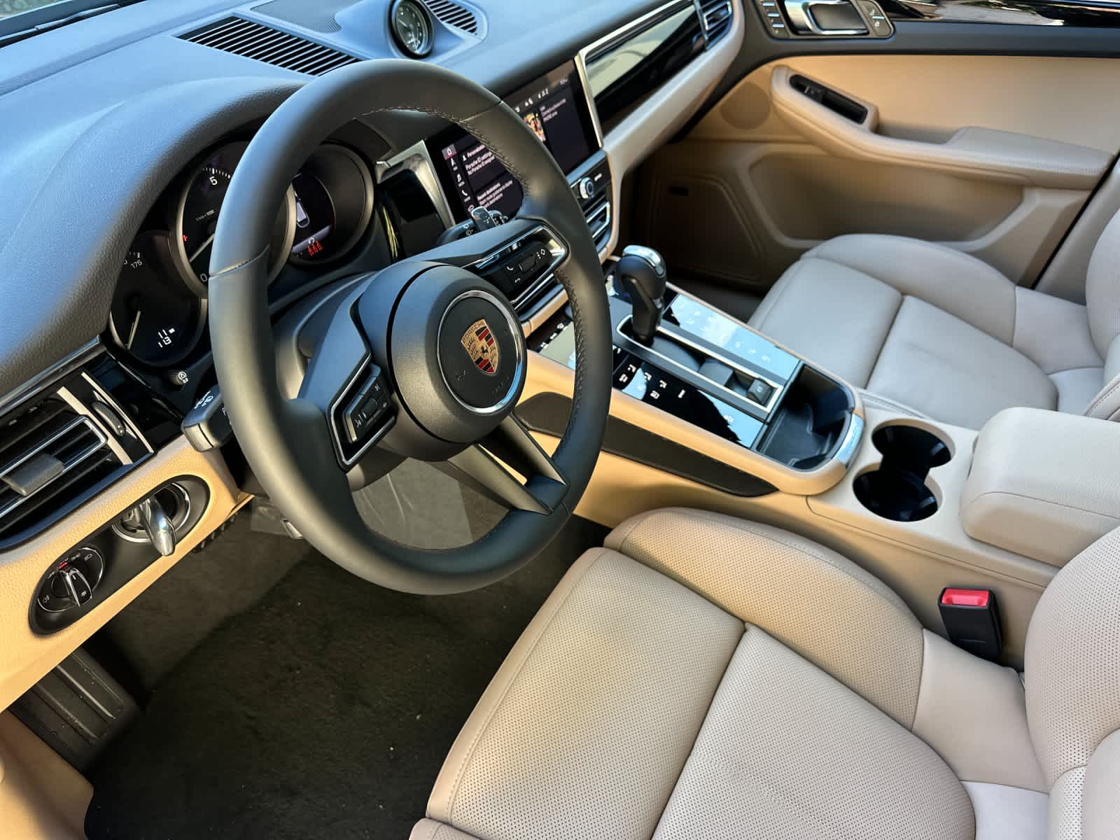 Thumbnail: 2026 Porsche Macan - 4