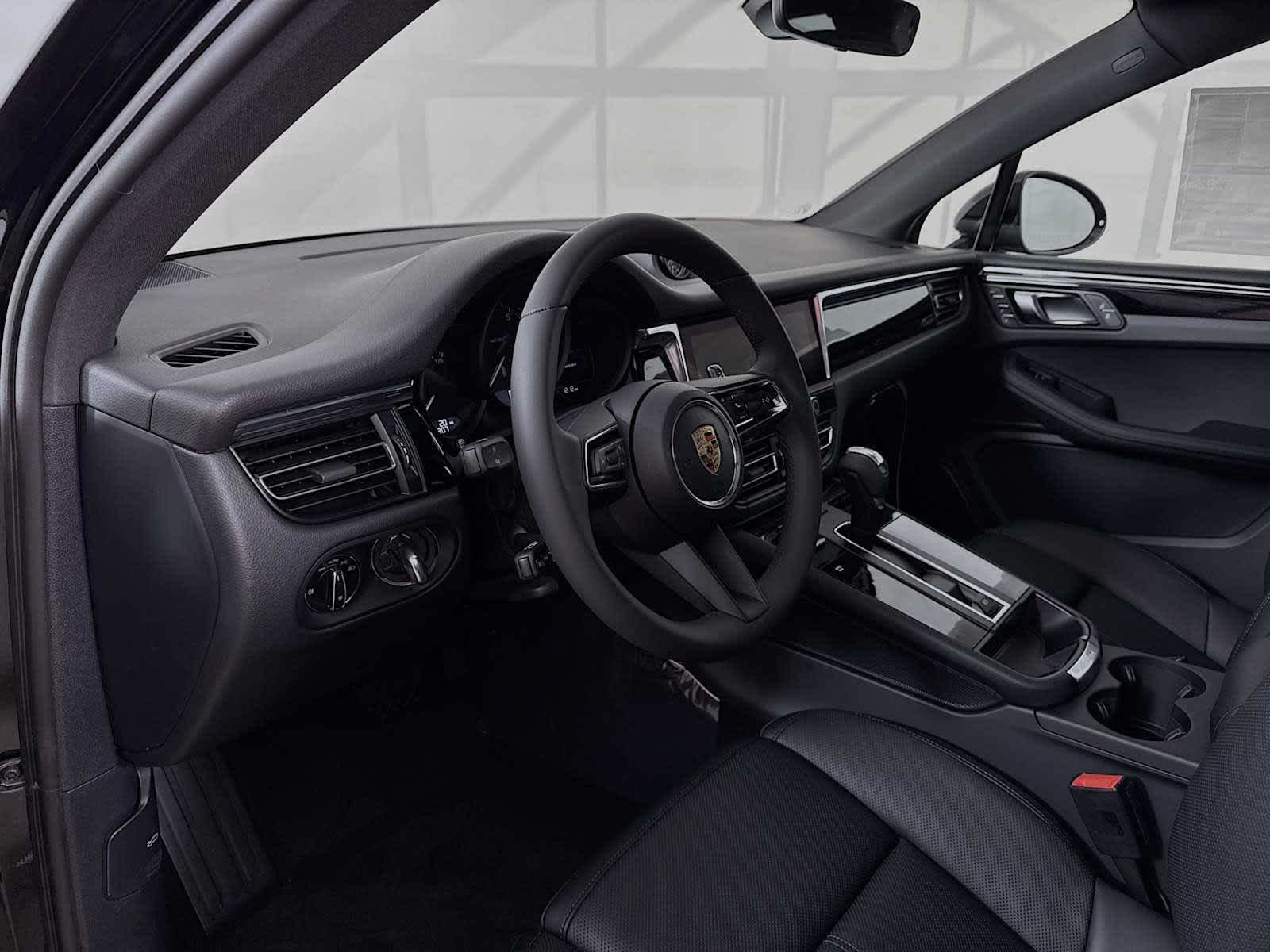 Thumbnail: 2026 Porsche Macan - 4