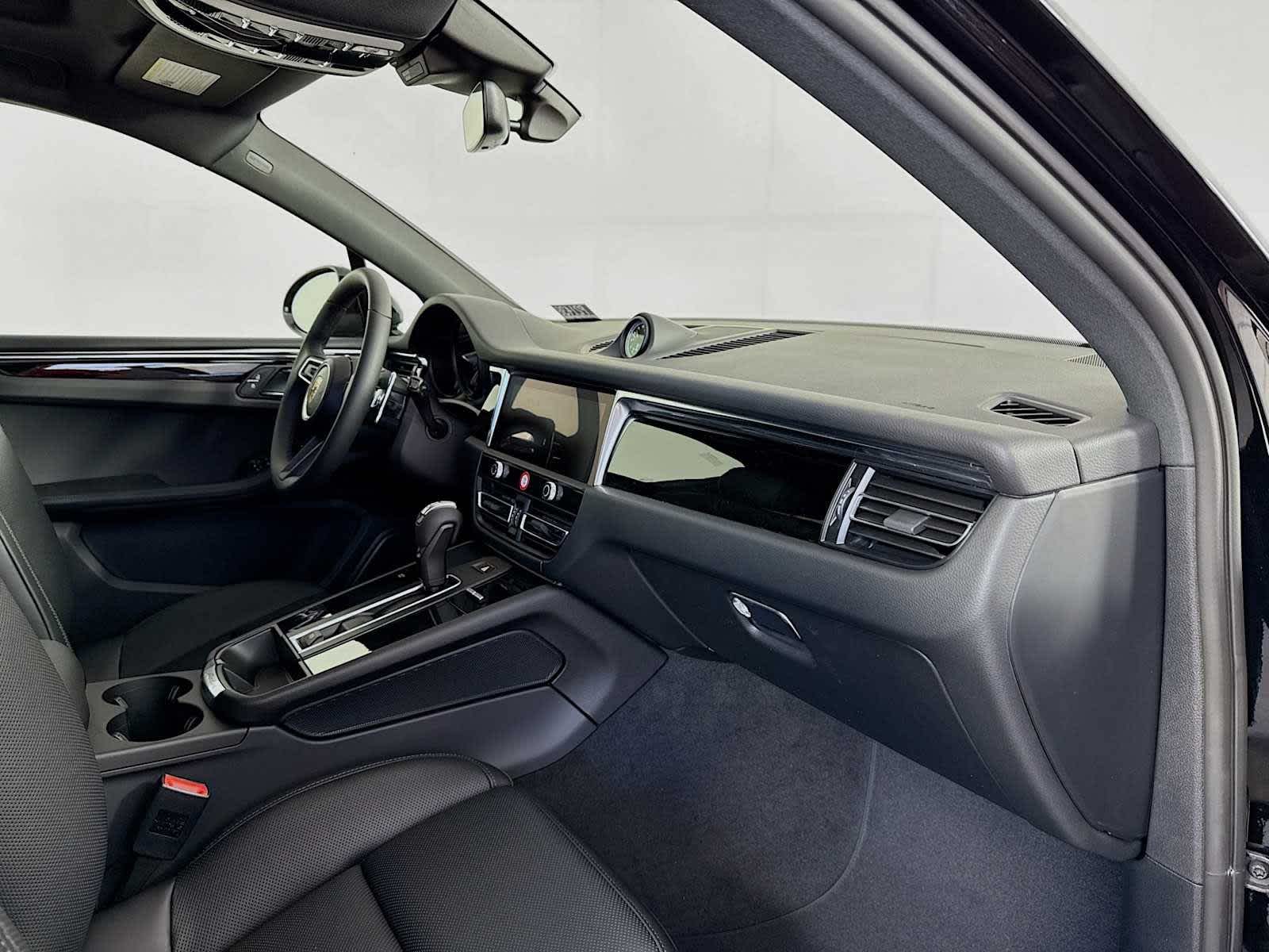 Thumbnail: 2025 Porsche Macan - 22